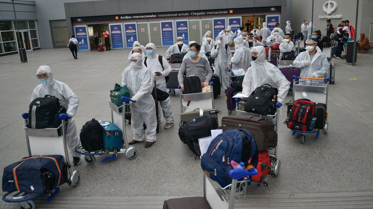Пассажиры в аэропорту "Эсейса"
