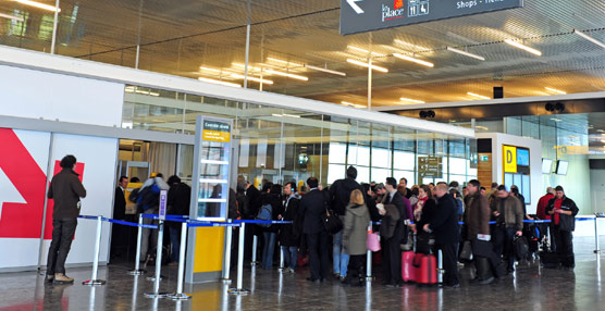 Неудобные места, дорогие билеты и длинные очереди на регистрацию – основные жалобы авиапассажиров