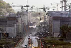 Министр Испании пытается разрешить конфликт на строительстве Панамского канала 