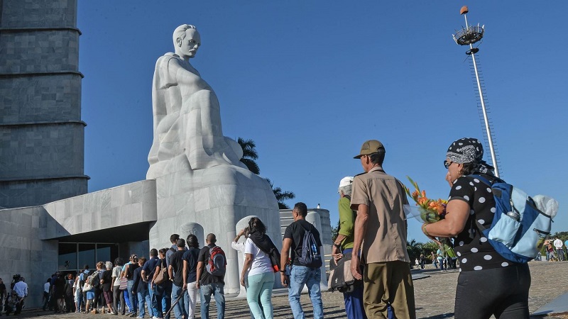 Кубинцы отдают дань памяти Фиделю на площади Революции
