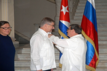 Куба наградила посла России медалью Дружбы 